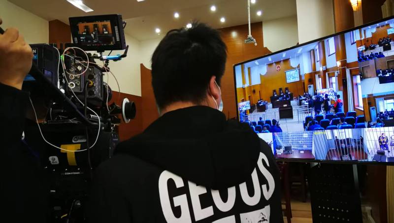 AI生成VS人工创意——钦北区广告片拍摄公司的技术浪漫主义实践